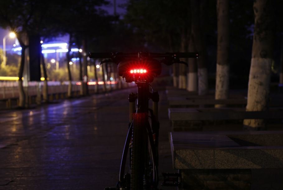 ROCKBROS Ergonomisk og stødsikker cykelsadel med lys